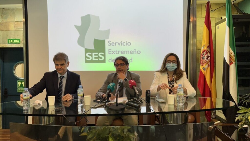 El vicepresidente y consejero de Sanidad y Políticas Sociales explica a La Aldaba como se construirá la nueva residencia geriátrica de Hervás 2023 03 24 11.28.24 scaled 1