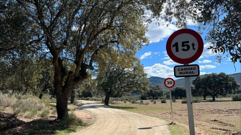 Publicada la resolución que determina la sequía como causa de fuerza mayor para la flexibilidad de compromisos en ayudas forestales 20230513 NP AGRO camino rural Imagen de archivo