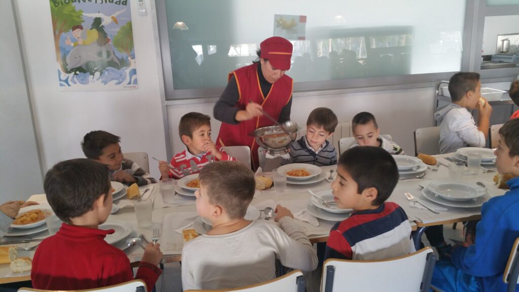 Educación garantiza el servicio de comedor y de transporte escolar a todos los alumnos solicitantes 151203 sirven comida en comedor CEIP de Calamonte scaled 1