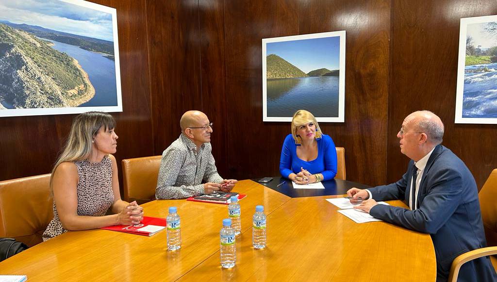 La consejera de Hacienda abre diálogo con los sindicatos extremeños 20230922 3 NP Reunion Consejera Hacienda UGT