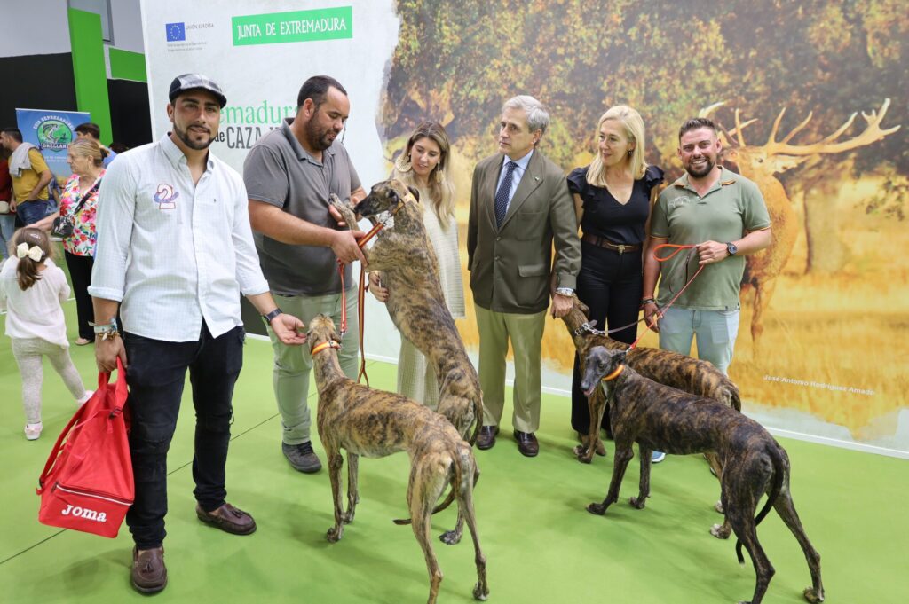 El sector de la Caza y la Pesca se vuelca con la Consejería de Gestión Forestal en Feciex feciex 6 1 scaled 1