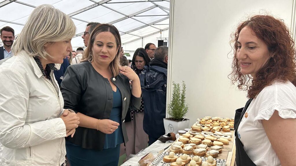 La consejera Victoria Bazaga destaca la Torta del Casar como emblema gastronómico de Extremadura conocido internacionalmente 20241011 7 NP Turismo Feria Queso Casar CC
