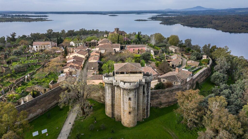 Los establecimientos hoteleros y extrahoteleros de Extremadura registran los mejores datos totales en el mes de noviembre desde 2010 DJI 0695 Granadilla © Turismo de Extremadura