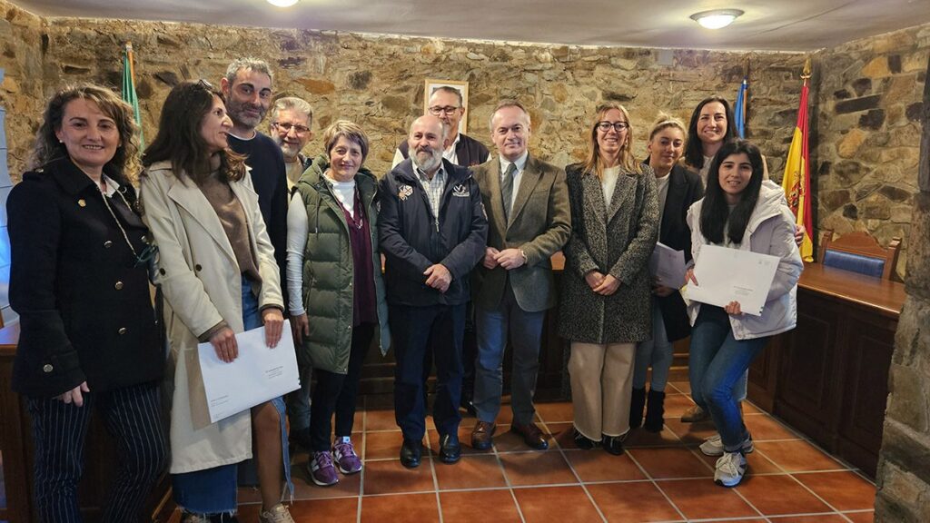 Manuel Martín entrega las llaves de viviendas rehabilitadas en el municipio de Nuñomoral, en Las Hurdes 20241204 111651