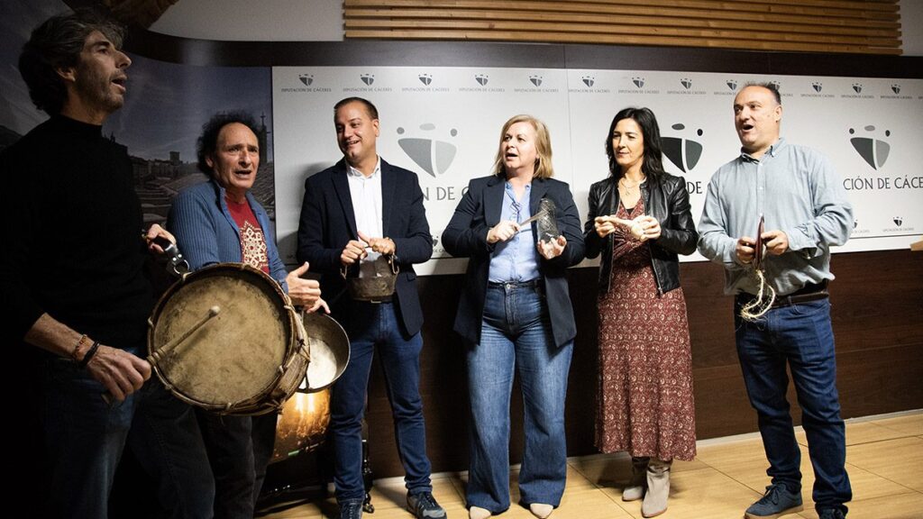 Los Escobazos de Jarandilla de la Vera iluminan el estreno de su declaración como Fiesta de Interés Turístico Nacional Escobazos 1