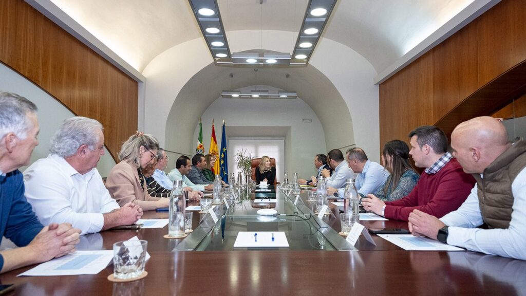 El gobierno de la Junta de Extremadura se reúne con AMAC y piden «unir esfuerzos» para revocar el cierre de Almaraz Guardiola 2