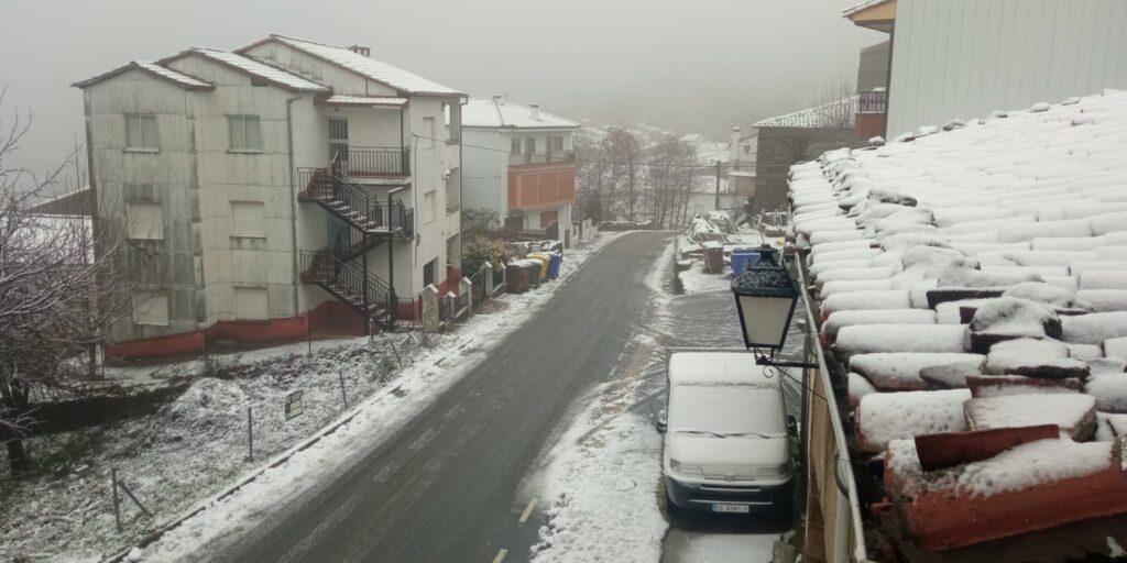 Carretera CC-224 (Hervás a Cabezuela Valle por puerto Honduras) queda cerrada al tráfico por acumulación de nieve Nieve La Garganta 28 01 2025A