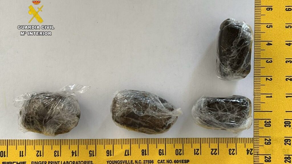 La Guardia Civil detiene a un hombre que intentaba introducir droga en la cárcel de Cáceres Guardia Civil Droga 1