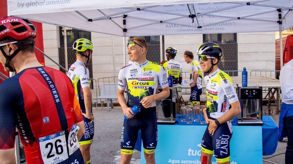 Arranca la Volta a la Comunitat Valenciana Gran Premi Banc Sabadell ciclistas en carpa Tuawa