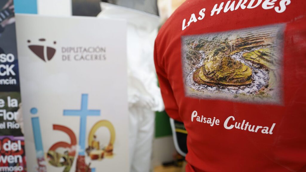 Un aplauso multitudinario en la Plaza Mayor y desfiles de moda tradicional y sostenible cierran JATO 2025 Hurdes