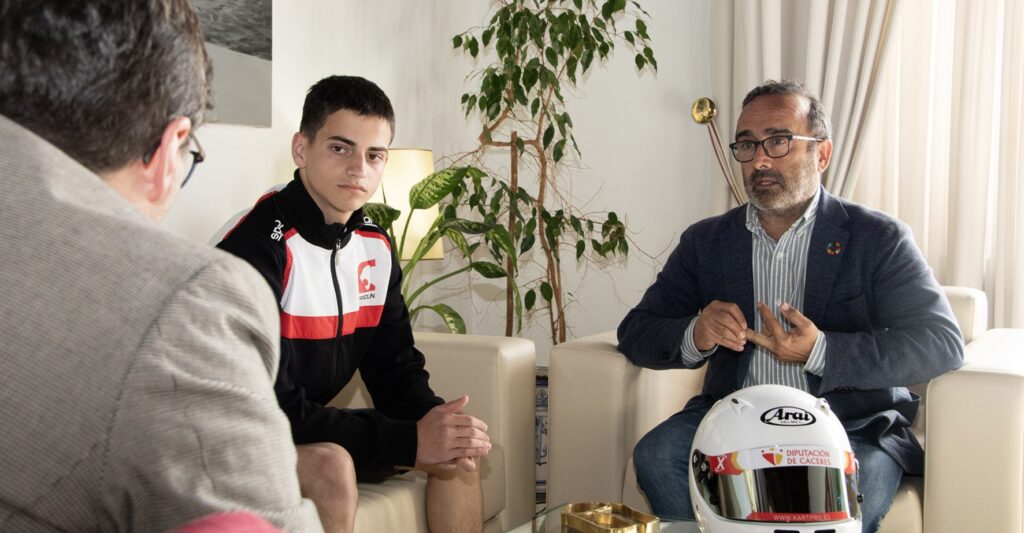 El presidente de la Diputación recibe al joven piloto Rubén Muñoz uuyi