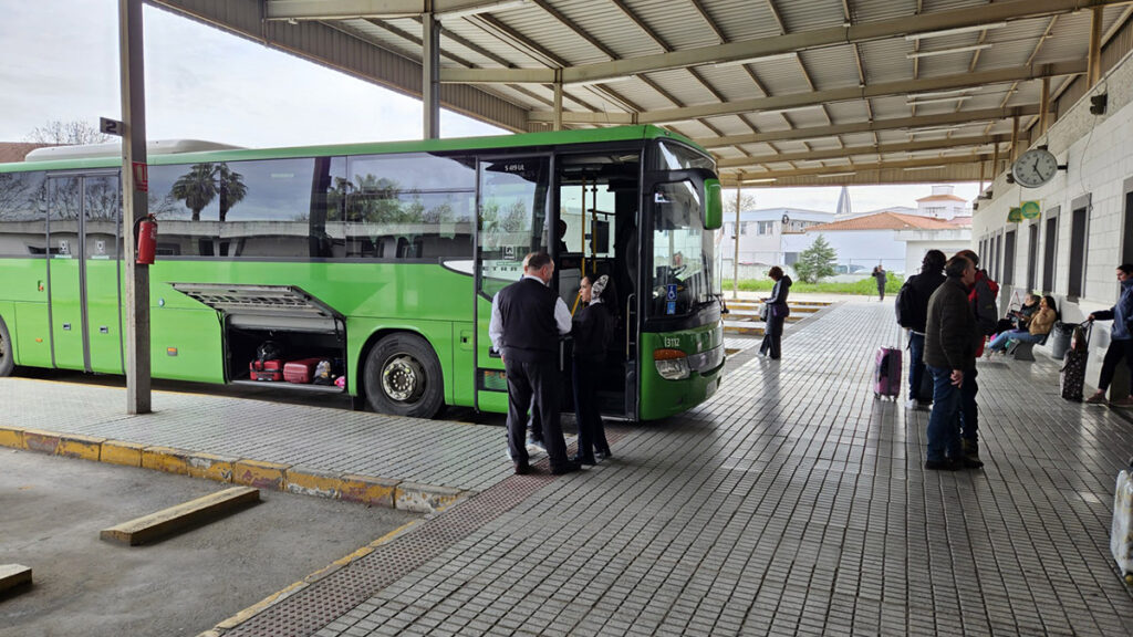 Los extremeños pueden solicitar desde este miércoles la tarjeta de transporte gratuito Autobuses