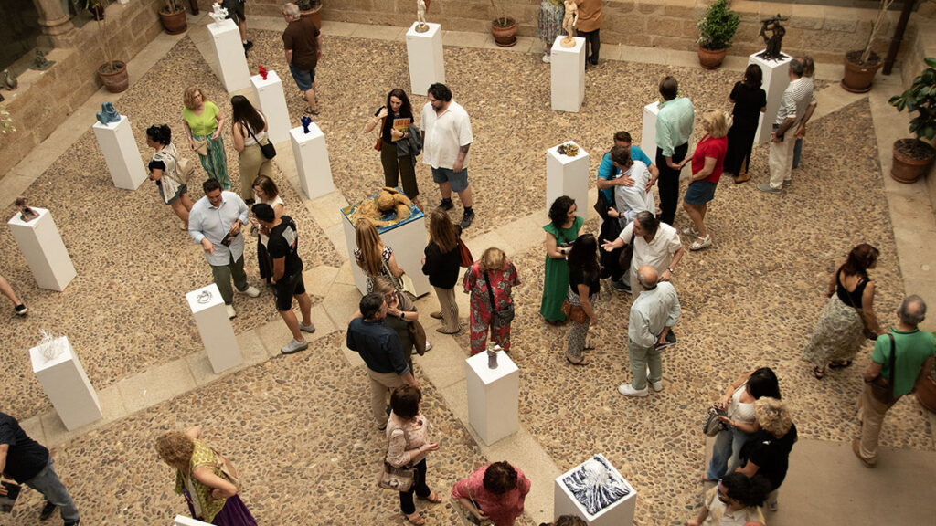 Obras de escultura, cerámica, dibujo, pintura, grabado y diseño gráfico conforman la exposición con la que la Escuela Eulogio Blasco cierra el curso EULOGIO EXPO 7