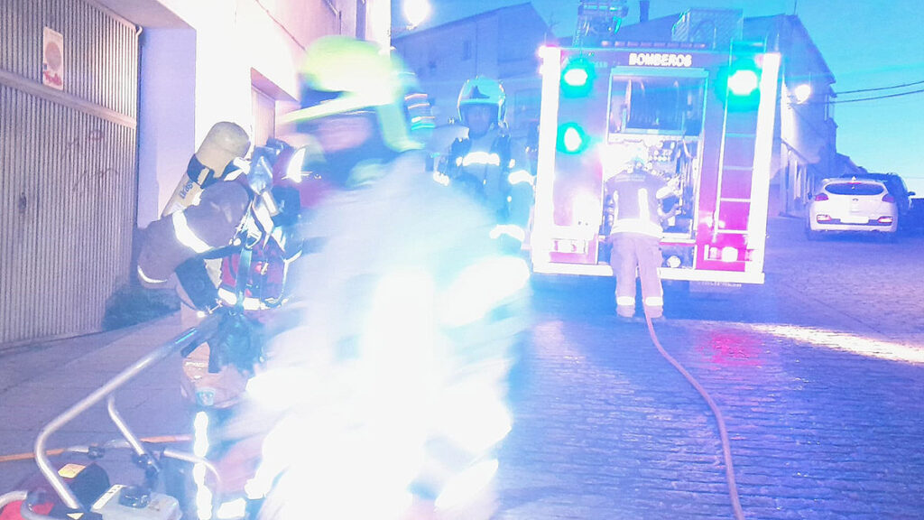 Bomberos de la Diputación intervienen en la extinción de un incendio en una vivienda de Cáceres Incendio vicienda