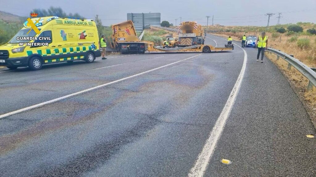 Cortado el acceso kilómetro 480 de la A-66 por un siniestro con un camión Sinietros en Fuenti dueñas