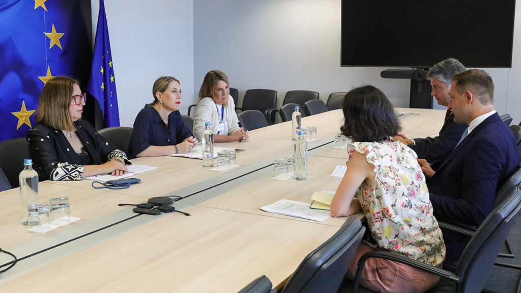María Guardiola traslada al comisario de Agricultura las demandas del campo extremeño María Guardiola