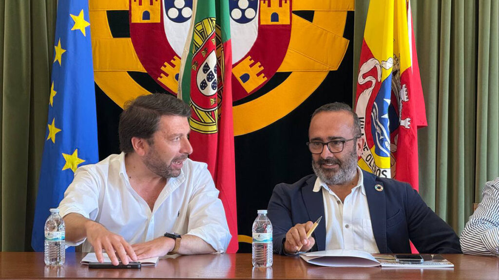 Morales junto a Presidente Municipio Oleiros_Miguel Marques