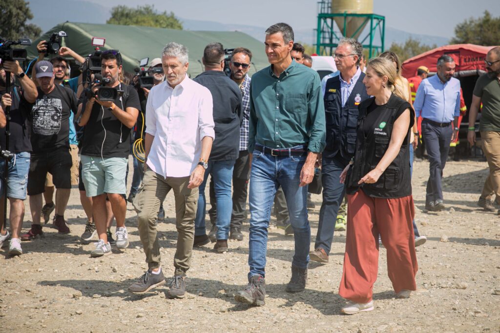 El PSOE (32,6%) aventaja al PP (22,9%) en 9,7 puntos, según el barómetro mensual de febrero del CIS 20250819 2 NP Presidenta- Incendio Jarilla-Visita Pedro Sánchez foto presidenta llegada presidente