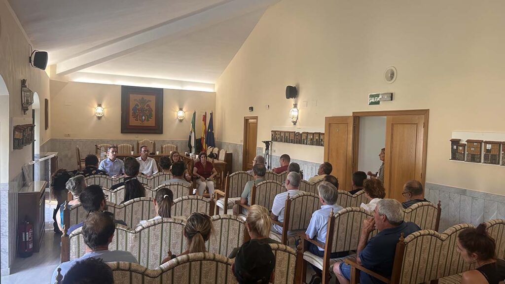 Morán valora con alcaldes, agricultores y ganaderos de Hervás y comarca los daños causados por los incendios para aportar las mejores soluciones Agricultura Hervas