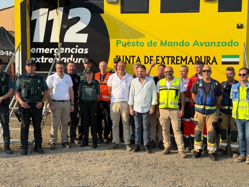 La Junta de Extremadura da por controlado el incendio del norte de Cáceres y los vecinos de las zonas periurbanas de Hervás volverán a las 17 horas a sus casas Foto familia 1