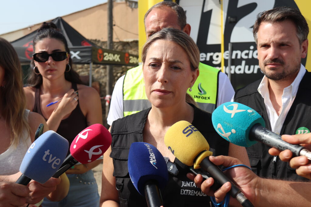 La Junta de Extremadura confina la población de Hervás por la peligrosidad del incendio IMG_6485