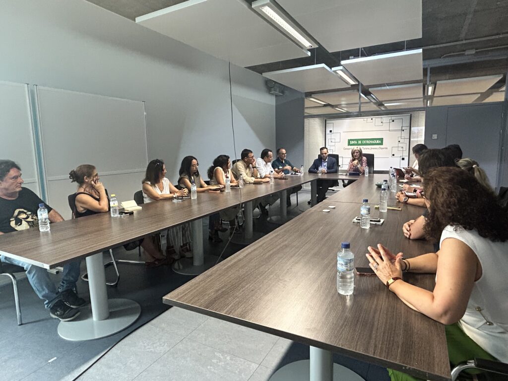 La Junta de Extremadura reúne al sector turístico regional para coordinar la estrategia de recuperación tras los incendios IMG_8230