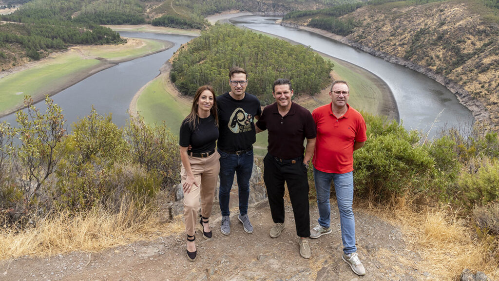 La comarca invita a comprobar que Las Hurdes siguen verdes y Manu Tenorio acude el primero Manu Tenorio 2