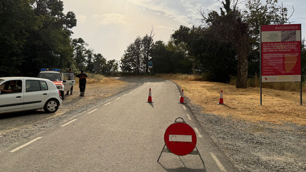 La carretera entre Hervás y Cabezuela del Valle se cierra al tráfico por la proximidad del incendio de Jarilla Puerto de honduras
