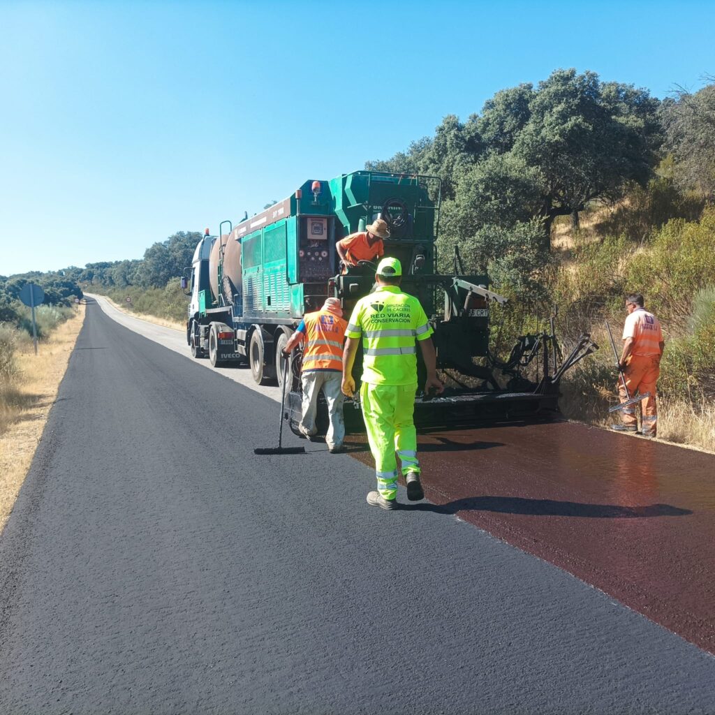Obras de rehabilitación en CC-406 (Belvís de Monroy-Valdecañas), en CC-407 (A5-Navalmoral de la Mata) y CC-408 (A5-Ex 118 por Valdehúncar) WhatsApp Image 2025-07-16 at 08.48.10