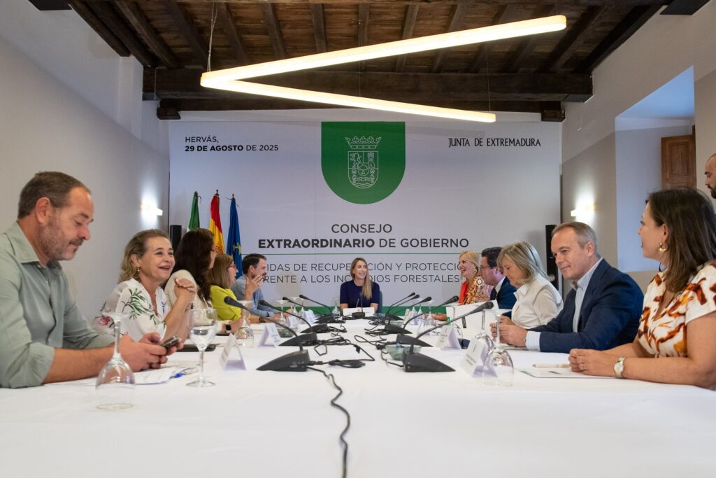 El Gobierno de la Junta aprueba en Hervás ayudas urgentes dirigidas a los sectores turísticos y agropecuarios tras los incendios forestales foto grupal