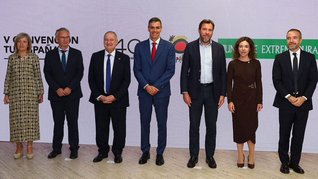 Pedro Sánchez anuncia que el Gobierno aprobará el martes la ‘Estrategia España Turismo 2030’, incluyendo por primera vez la emergencia climática 081025-sanchez-convencion-turespana-caceres4