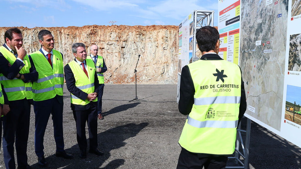 Pedro Sánchez destaca el compromiso del Gobierno con la inversión en infraestructuras para reforzar la cohesión social y territorial 081025-sanchez-visita-obras-caceres2-a58