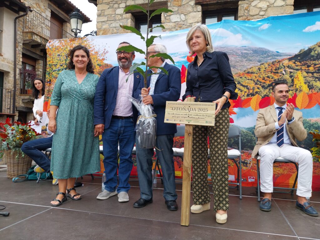 La Junta de Extremadura reafirma su compromiso con el Valle del Jerte en la inauguración de la Otoñada 20251016_131313