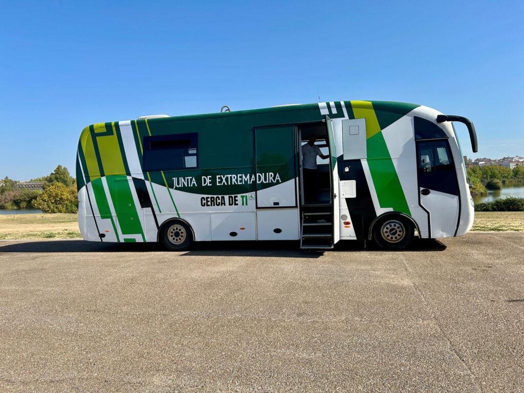 La Junta de Extremadura pone en marcha una oficina móvil para informar de las ayudas a los municipios afectados por los incendios de este verano Autobús informativo