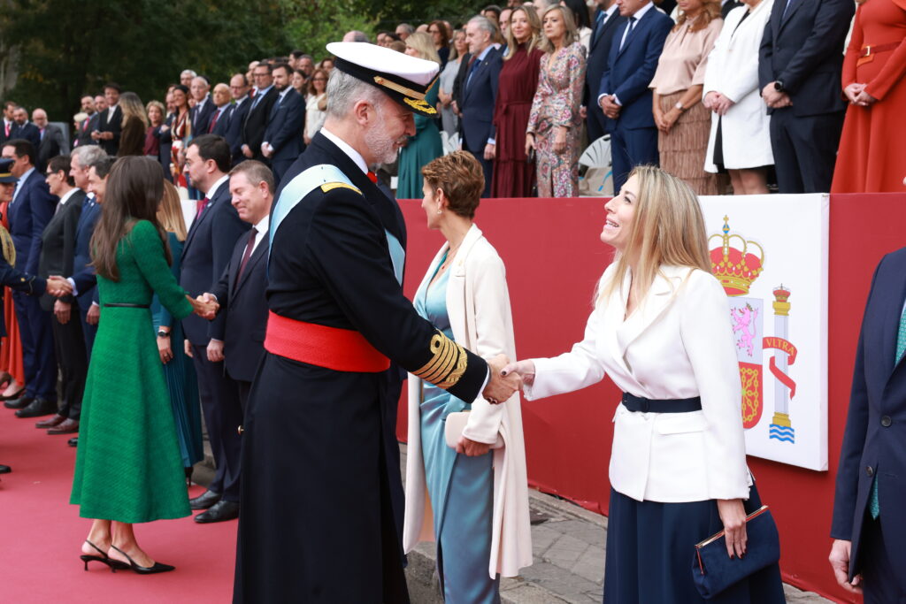 María Guardiola asiste a la celebración de la Fiesta Nacional presidida por Sus Majestades los Reyes junto a Sus Altezas Reales la Princesa de Asturias y la Infanta Doña Sofía Guardiola día de Hispanidad