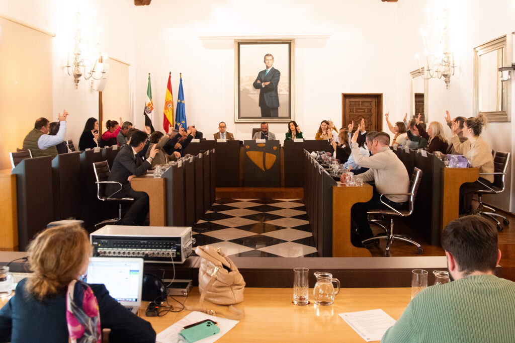 Diputación de Cáceres aprueba en pleno el apoyo al CCMIJU al Premio Princesa de Asturias 2026 1-2