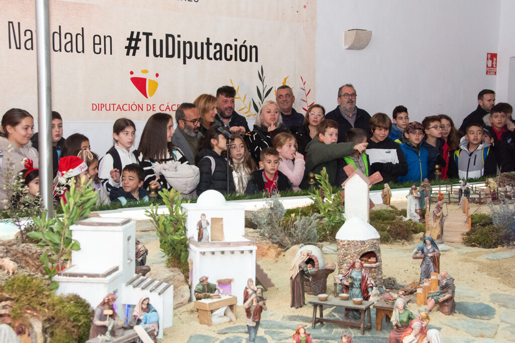 Las luces del Belén Monumental de la Diputación de Cáceres ya iluminan el Portal y más de 300 figuras 8-2