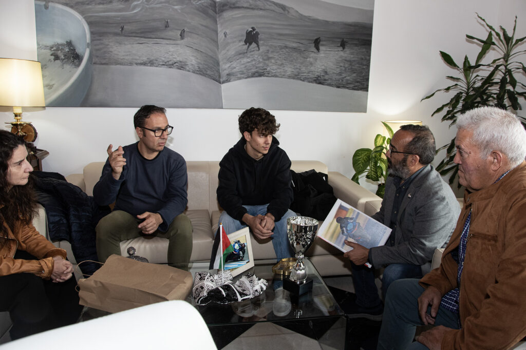 El presidente de la Diputación de Cáceres recibe a Rodrigo Domínguez, piloto de velocidad en la categoría de súper sport 300, y muestra su apoyo para que continúe con su carrera profesional DSC_9329-copia-1024x682