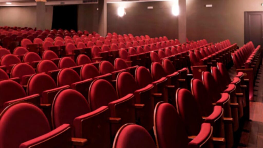 La Junta de Extremadura destina 1,6 millones de euros para impulsar la programación cultural de la Red de Teatros en 2026 20260105 Sala de butacas de un teatro