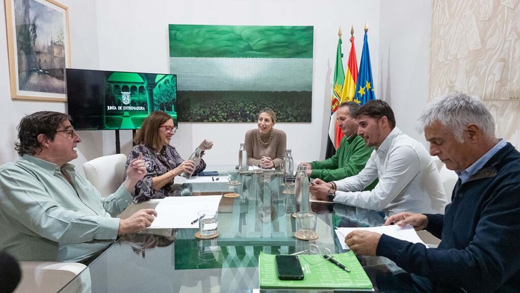 La presidenta de la Junta de Extremadura se reúne con los representantes de las organizaciones agrarias y reitera su apoyo al campo extremeño Guardiola 1