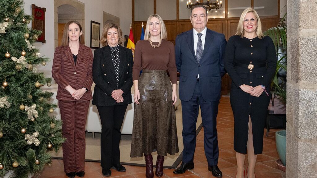 María Guardiola recibe a los presidentes de las fundaciones Caja Extremadura y Cajalmendralejo para conocer su estrategia común recibe a los presidentes de las fundaciones Caja Extremadura y Cajalmendralejo para conocer su estrategia común María Guardiola 1