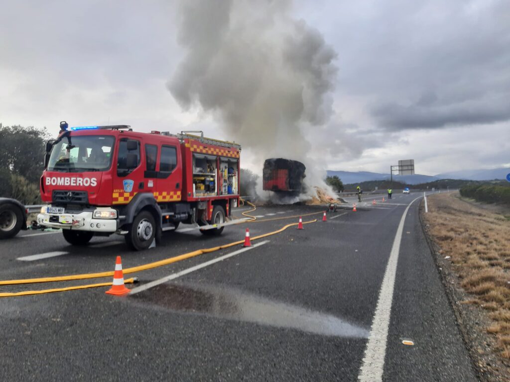 Bomberos de la Diputación sofocan el incendio de un camión cargado de paja en La Granja PHOTO-2026-01-15-10-47-38