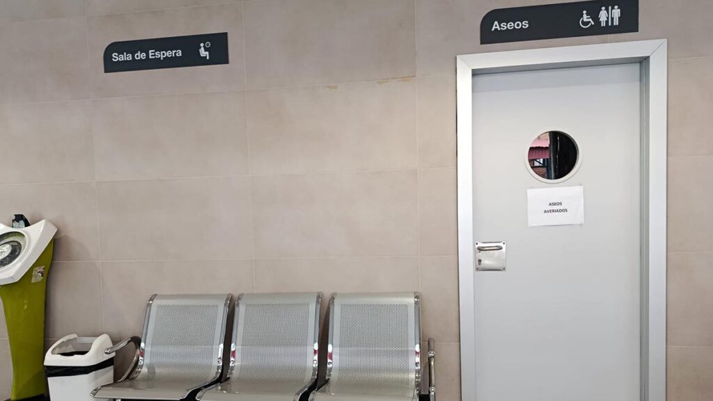 UPL reclama a la Junta que repare los aseos de la estación de autobuses de Béjar, que llevan dos meses cerrados por avería Puerta de los aseos de la estación de autobuses de Béjar, cerrada y con un cartel de 'aseos averiados'.