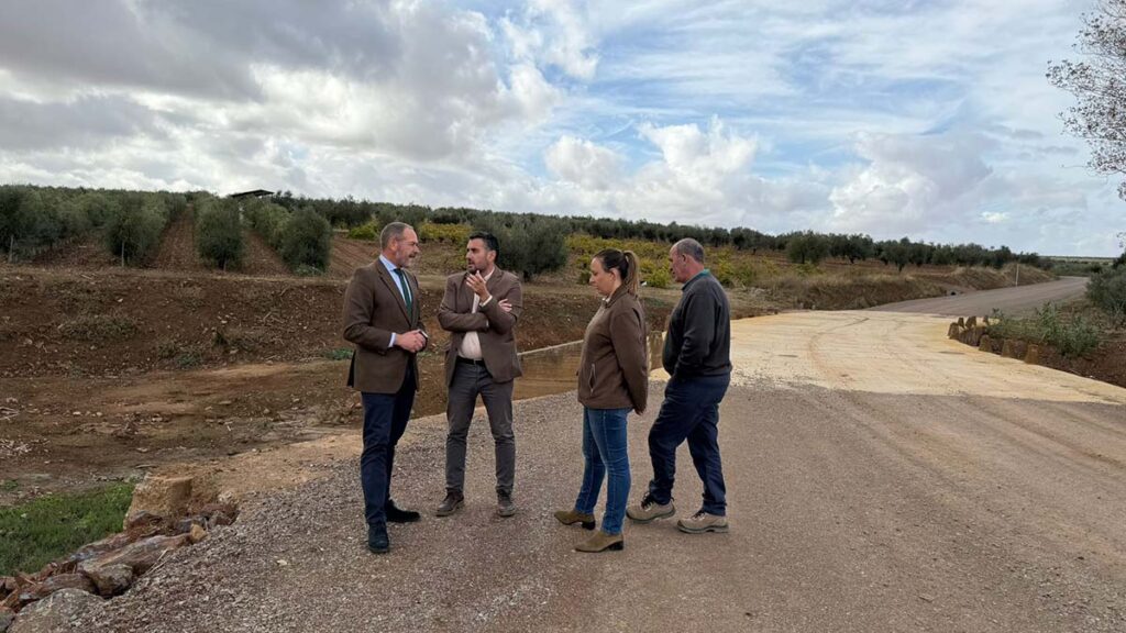 La Junta de Extremadura subvencionará la compra de máquinas de obra pública para que los pueblos arreglen sus caminos rurales camino_rural web