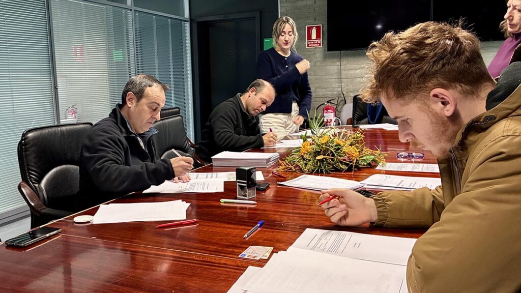 Los 138 bomberos forestales firman sus nuevos contratos para todo el año firma_bomberos_2