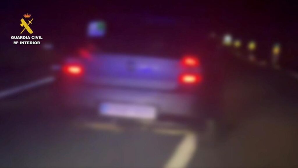 La Guardia Civil investiga a un conductor por varios delitos contra la seguridad vial en Jaraíz de la Vera Coche guardia civil