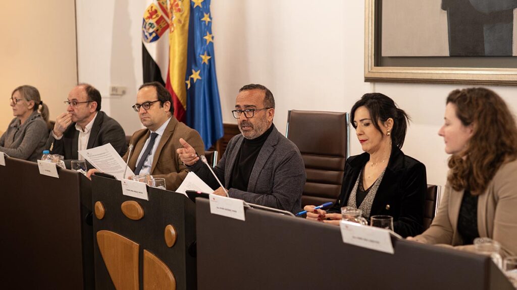 La Diputación de Cáceres manifiesta en el pleno su enérgica repulsa por los asesinatos machistas contra mujeres y niños Pleno Diputación 1