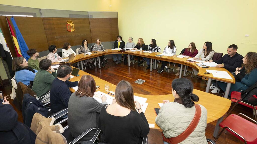 Primeros pasos del proyecto “Cultura Viva” con el que Diputación de Cáceres y AGCEX buscan el empoderamiento cultural de la provincia Reunion Cultura Viva (3) (00000002)