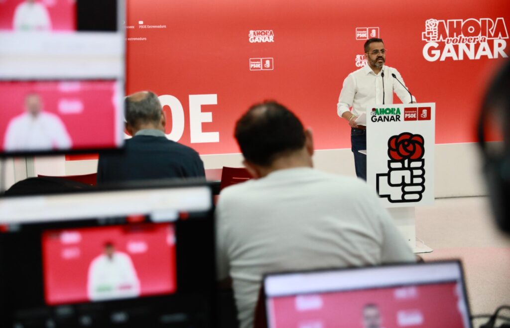 El PSOE denuncia que “en solo una semana” Guardiola ha generado “líos” en sanidad, educación, dependencia, el campo extremeño y con el pacto “ilegal e inmoral” con Vox Sin título