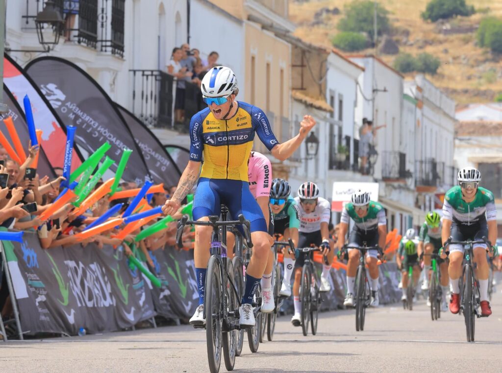 El murciano José María Pina se impone en Burguillos del Cerro y es el primer líder de la Vuelta a Extremadura s